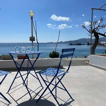 Escape Chic With Seafront Patio شقة شاراكي